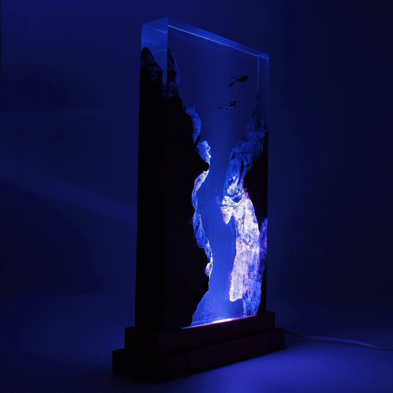 Divers Explore Undersea - High Quality Epoxy Resin Lamp - ArtFIGU