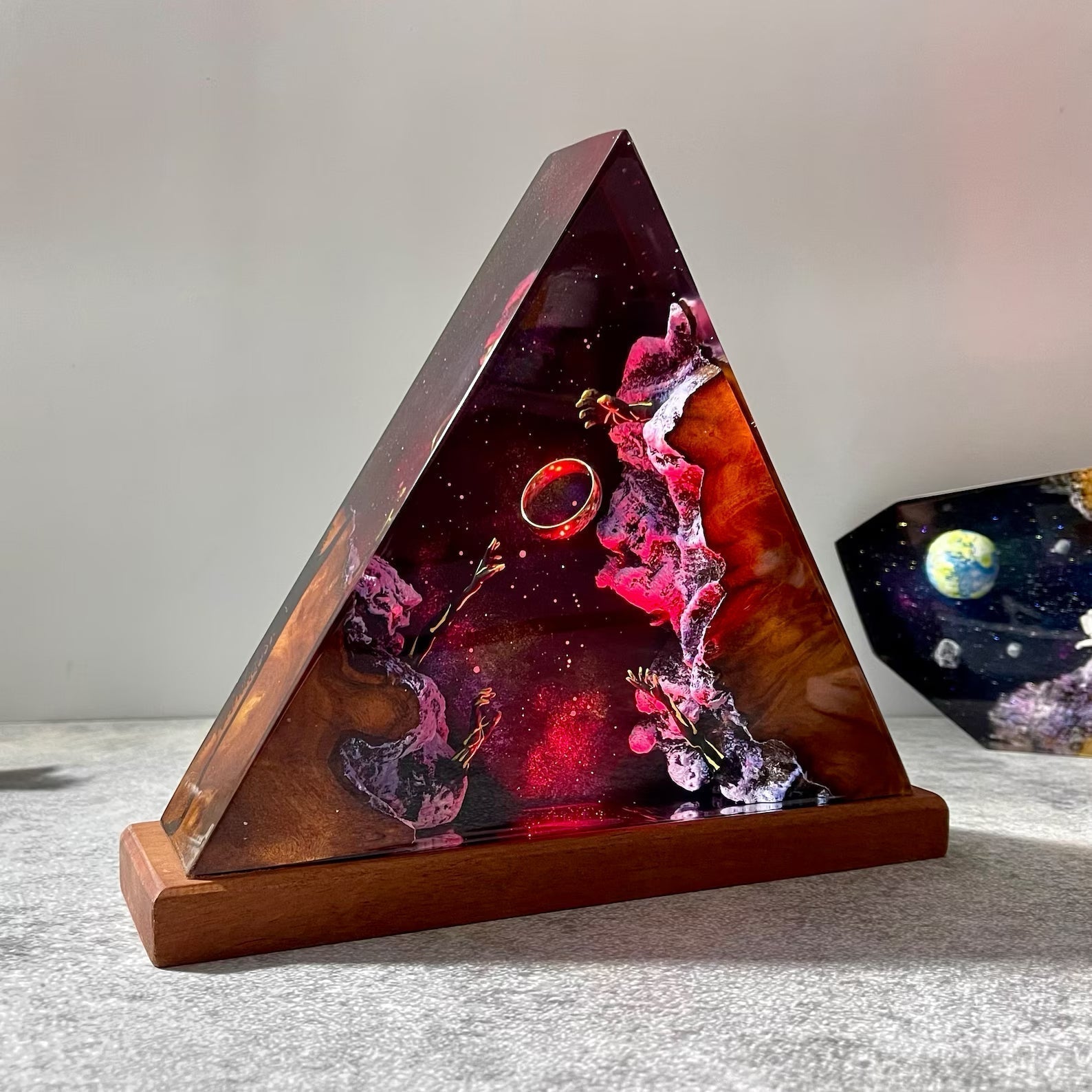 LOTR Lord Of Rings The One Ring Longing Hands Epoxy Resin Lamp - ArtFIGU