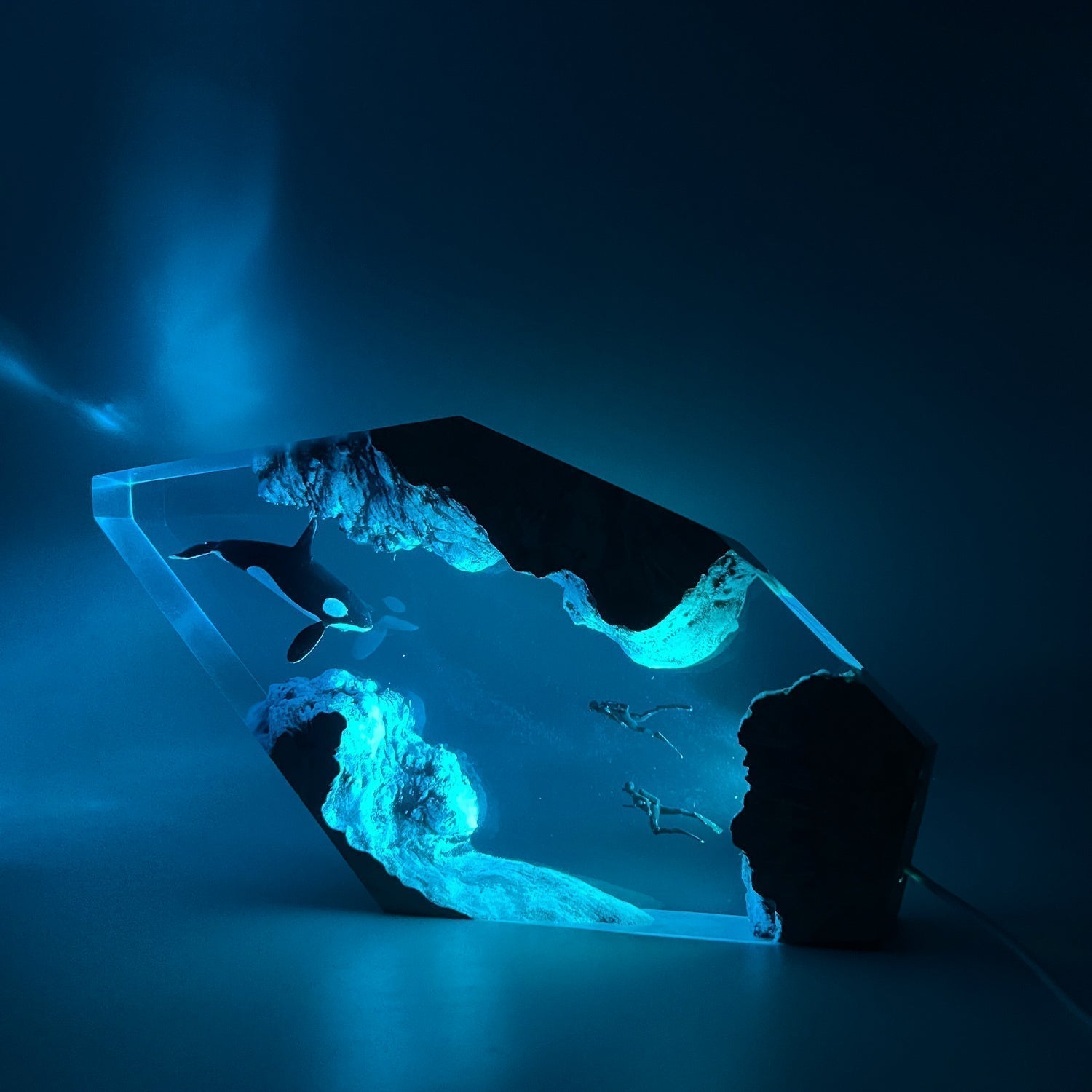 Orca & Divers - High Quality Epoxy Resin Lamp - ArtFIGU