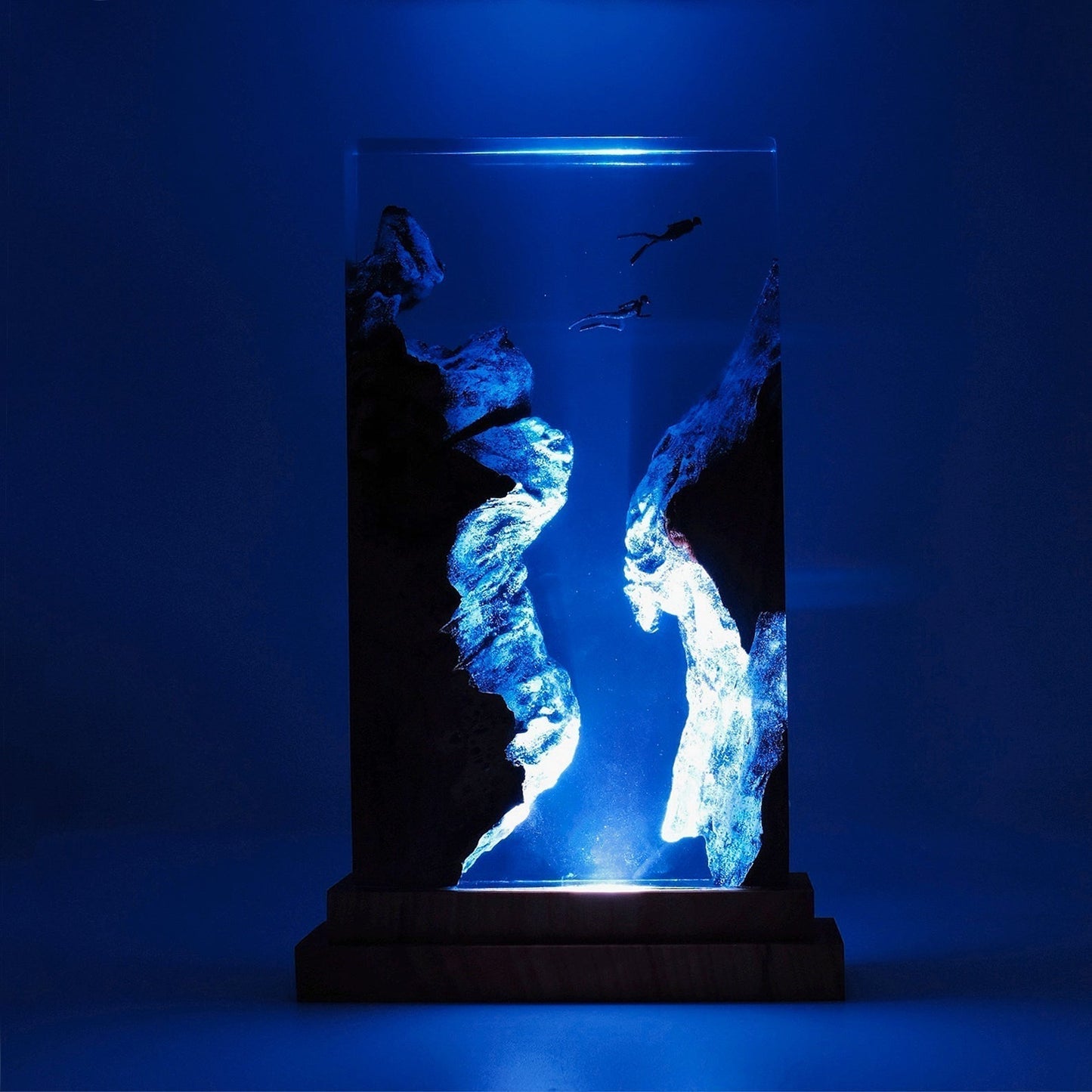 Divers Explore Undersea - High Quality Epoxy Resin Lamp - ArtFIGU