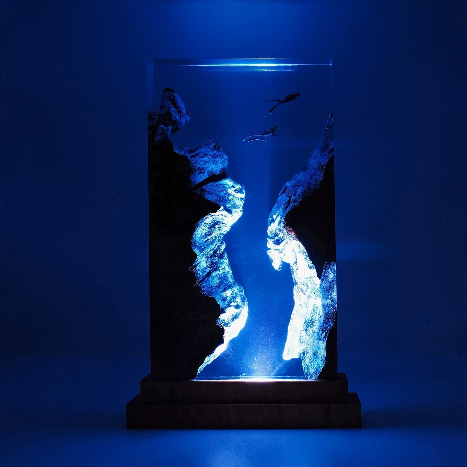 Divers Explore Undersea - High Quality Epoxy Resin Lamp - ArtFIGU