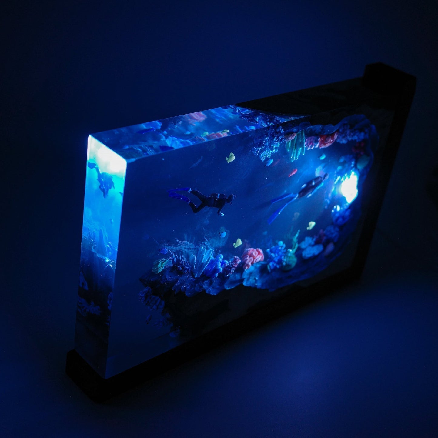 Divers Explore Coral Cave Undersea - High Quality Epoxy Resin Lamp - ArtFIGU