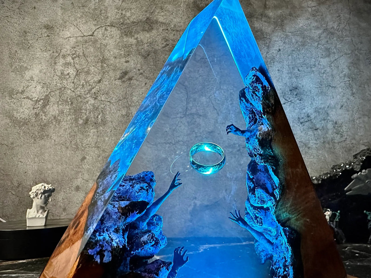 LOTR Lord Of Rings The One Ring Longing Hands Epoxy Resin Lamp - ArtFIGU