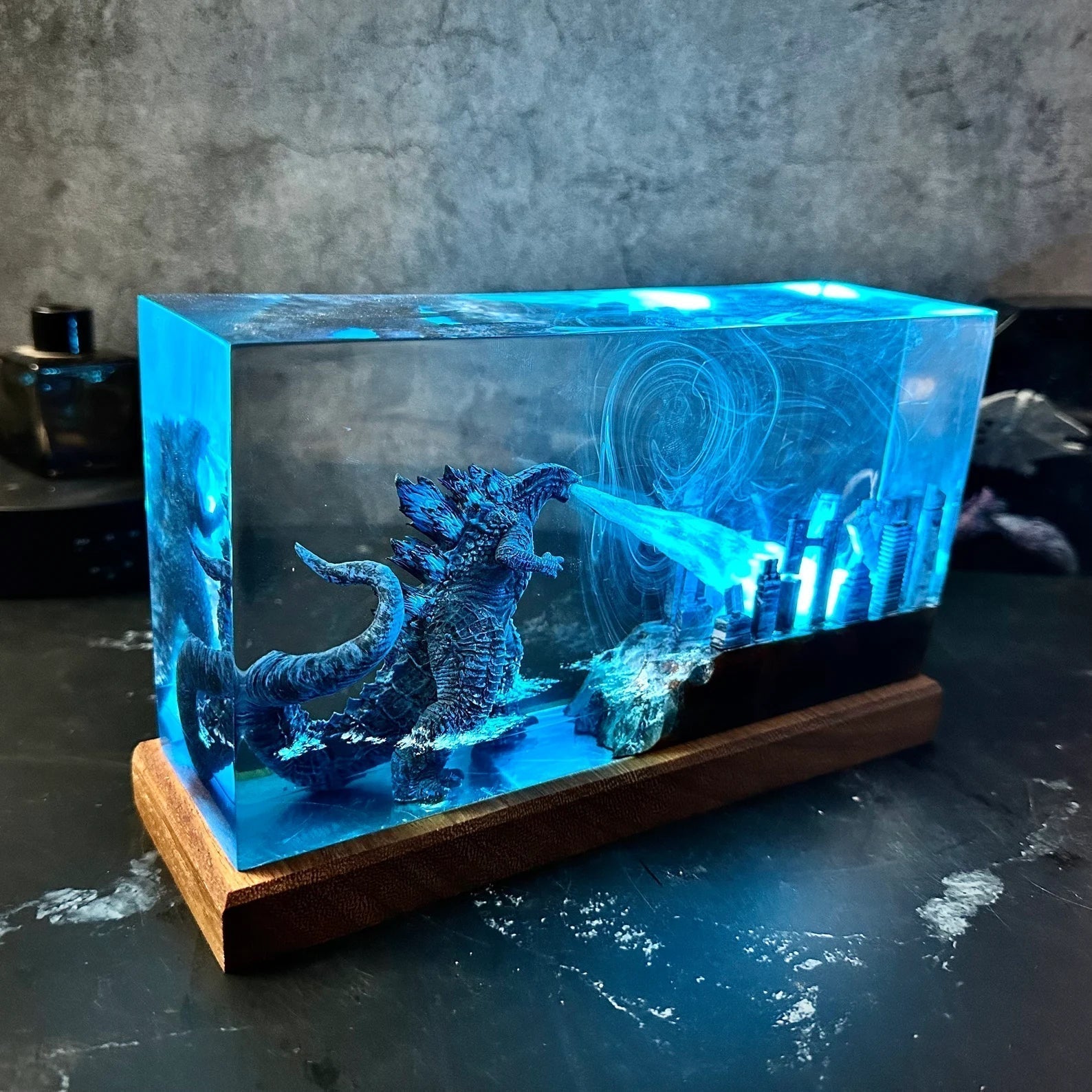 Xenomorph Alien Space Monster Epoxy Resin Lamp - ArtFIGU