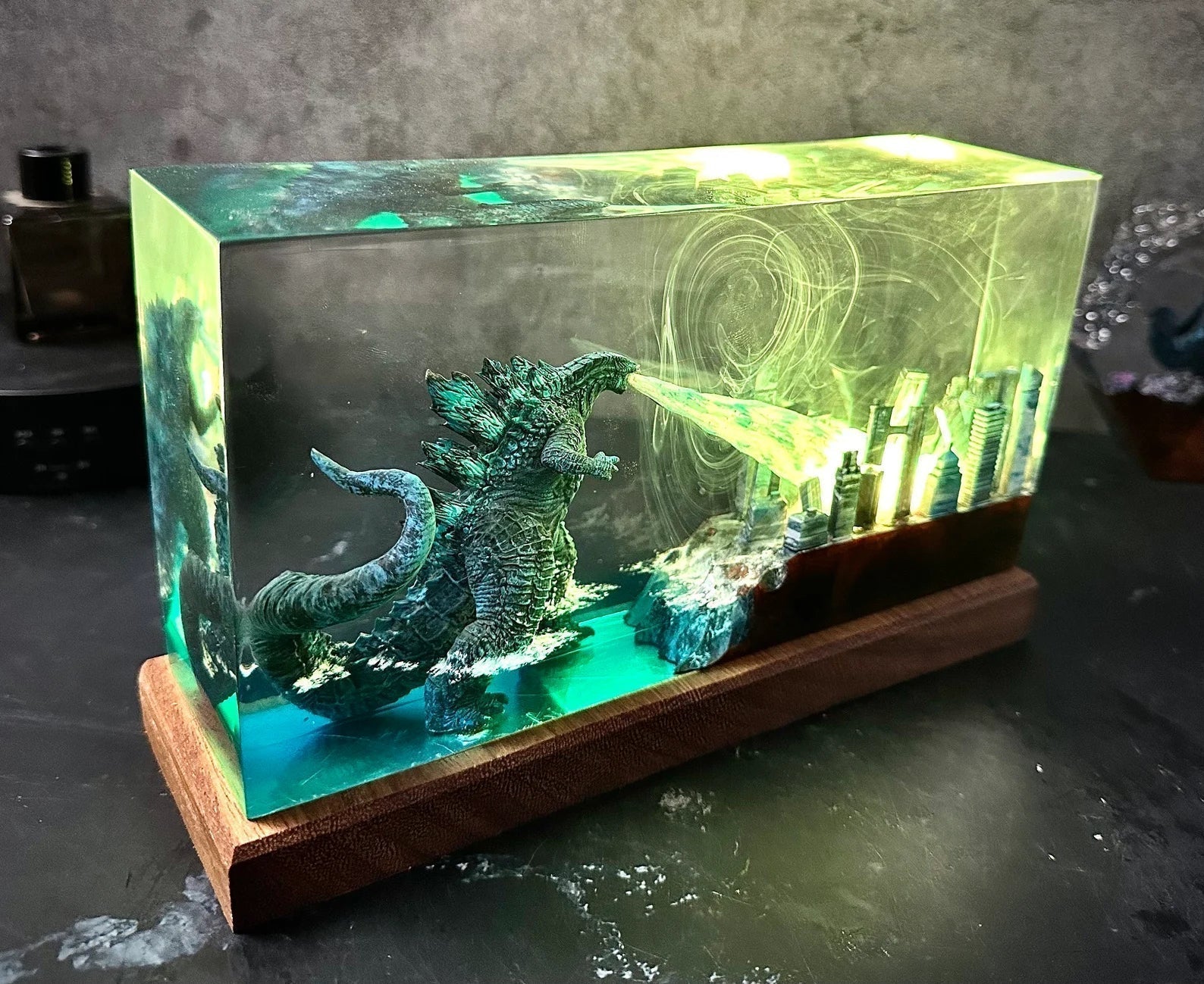 Xenomorph Alien Space Monster Epoxy Resin Lamp - ArtFIGU