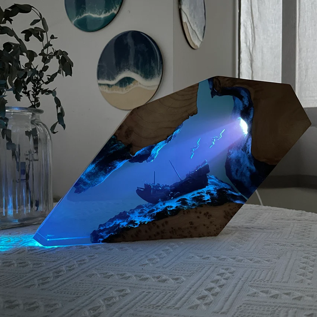 Great White Shark & Divers - High Quality Epoxy Resin Lamp - ArtFIGU