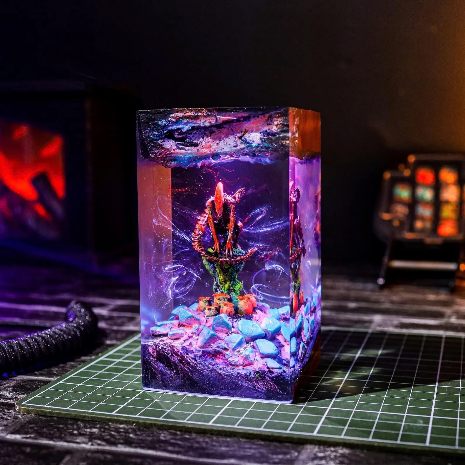 Xenomorph Alien Space Monster Epoxy Resin Lamp - ArtFIGU