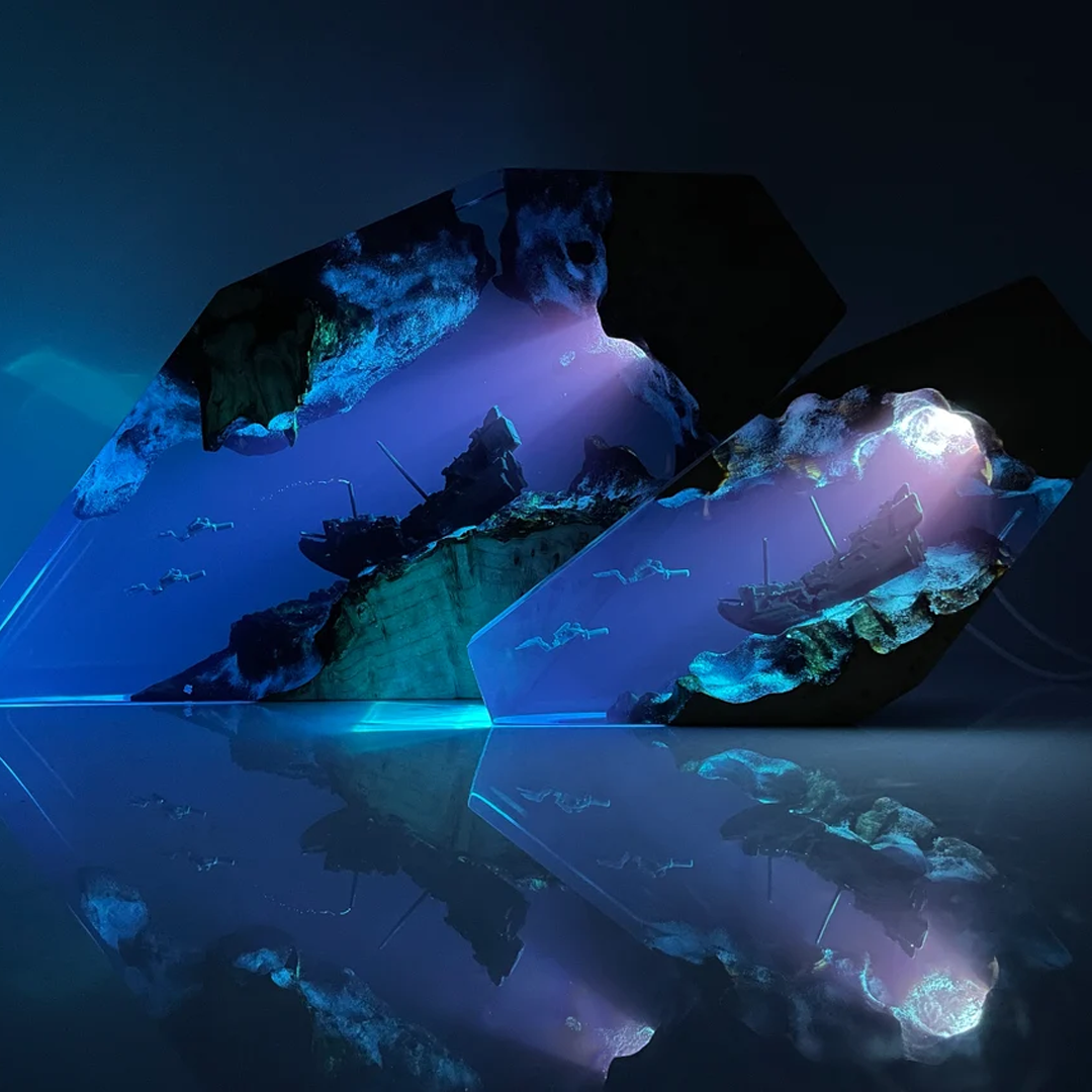 Great White Shark & Divers - High Quality Epoxy Resin Lamp - ArtFIGU