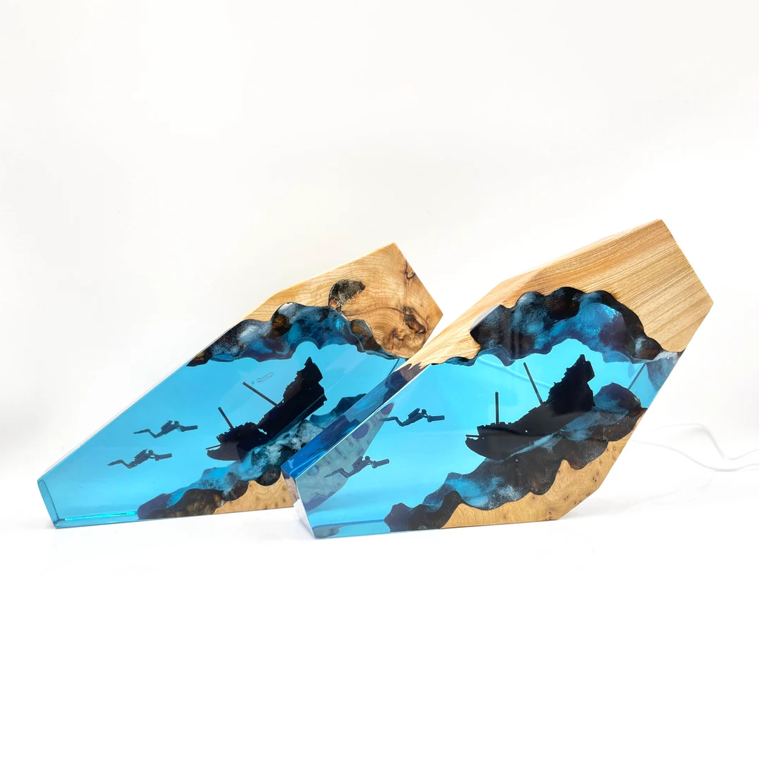 Great White Shark & Divers - High Quality Epoxy Resin Lamp - ArtFIGU
