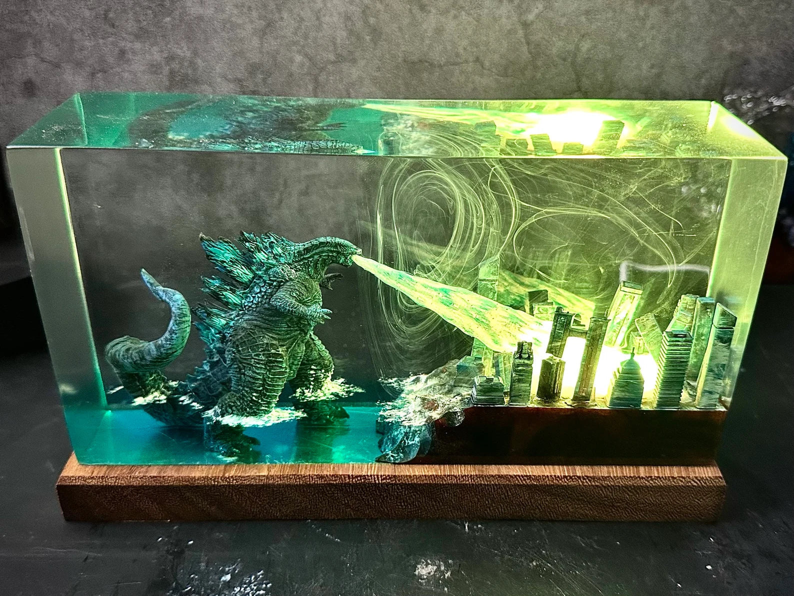 Xenomorph Alien Space Monster Epoxy Resin Lamp - ArtFIGU